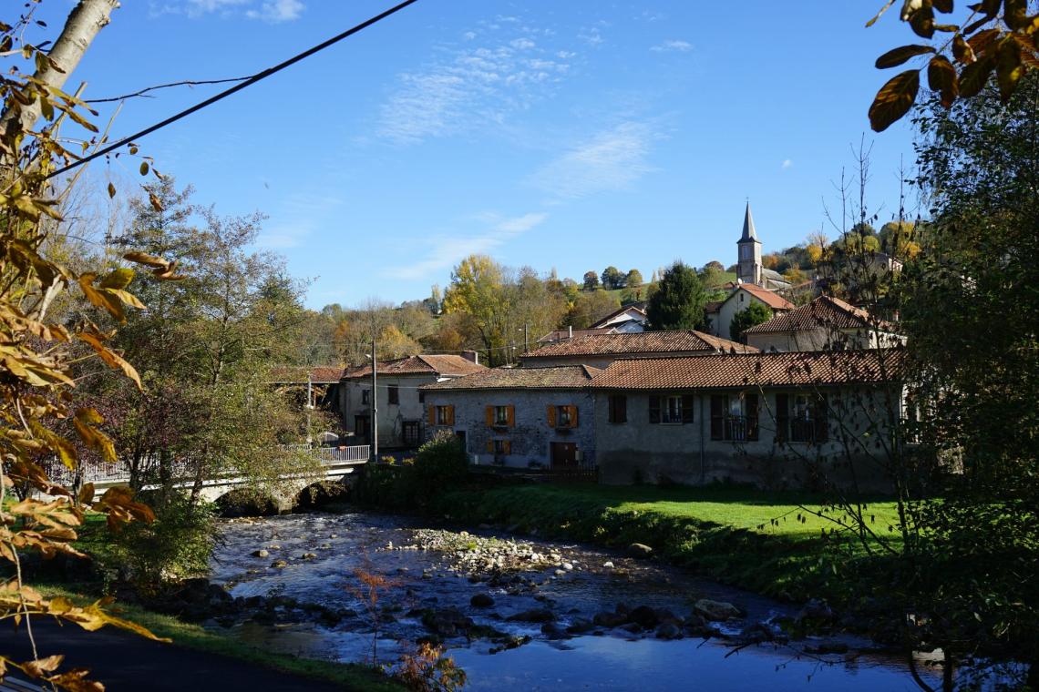 Le village de Gembrie, au bord de l'Ourse Le village de Gembrie, au bord de l'Ourse