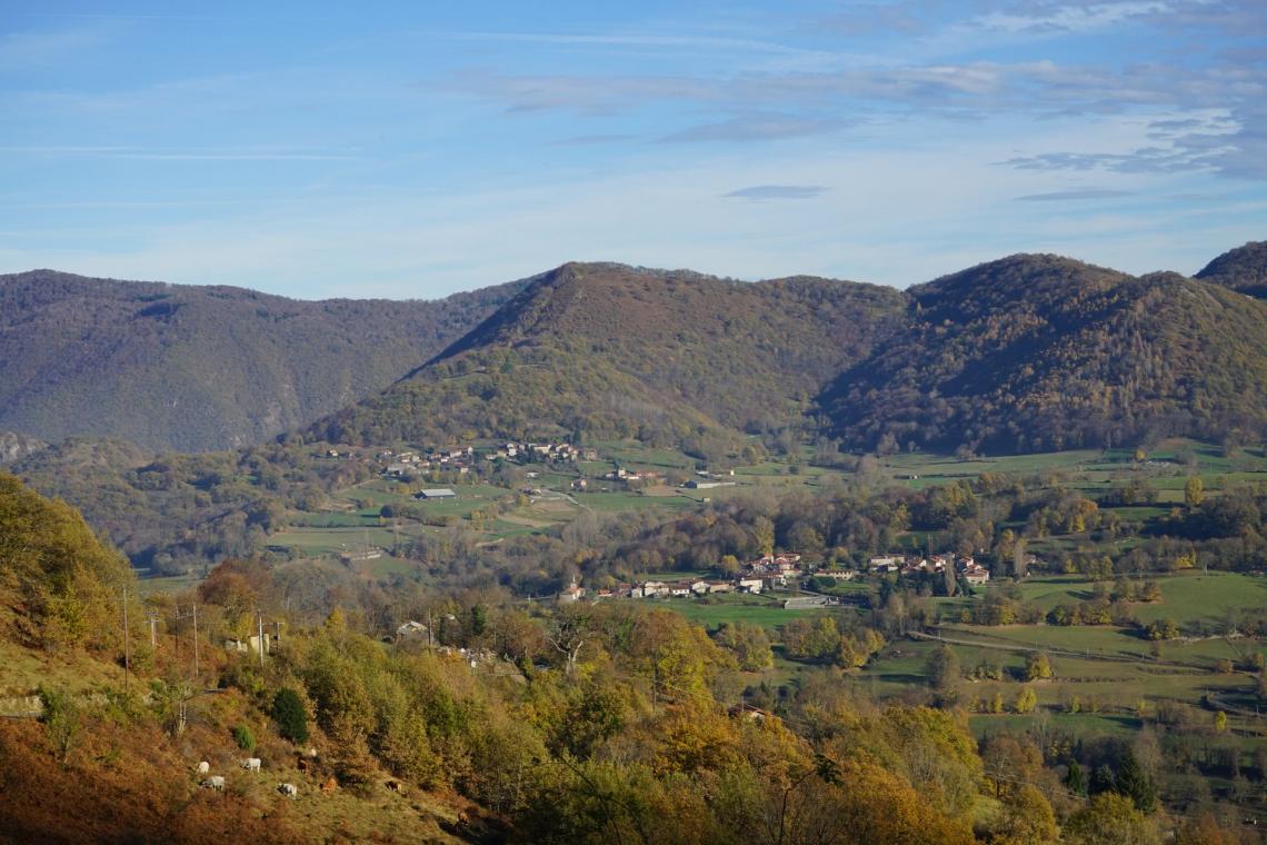 Tout au fond, le village d'Ilheu, en dessous, Antichan Tout au fond, le village d'Ilheu, en dessous, Antichan